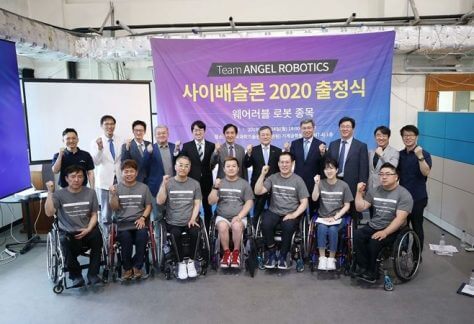A person with lower body paralysis in the lower body walks in a robot 