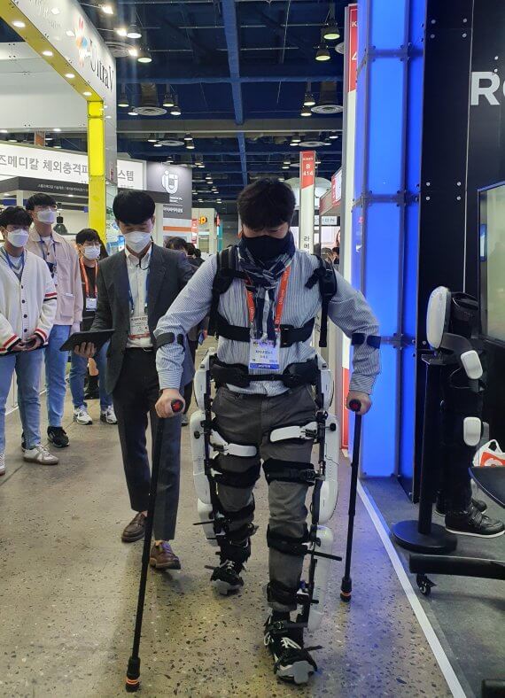 Wearable robot helps paraplegics walk... shows the future of digital healthcare