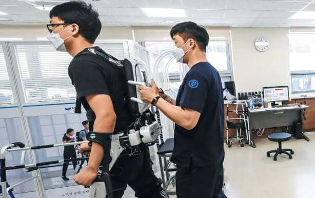 Wearing a wearable robot helping gait training for your rehabilitation 
