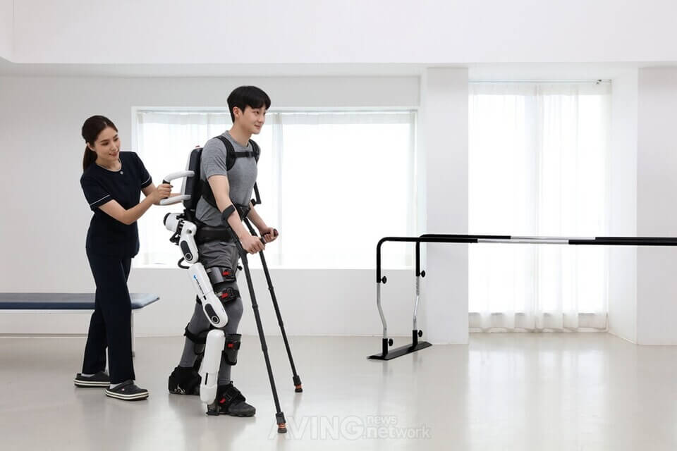 Angel Robotics unveils the 'ANGEL LEGS M20' wearable robot for gait rehabilitation at KIMES 2024... Enhanced user convenience features