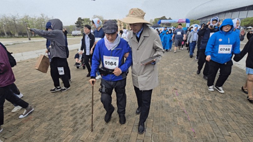 [르포] “뚜벅뚜벅 걸으니 개운”… 장애인 돕는 ‘웨어러블 로봇’ 걷기 행사 가보니